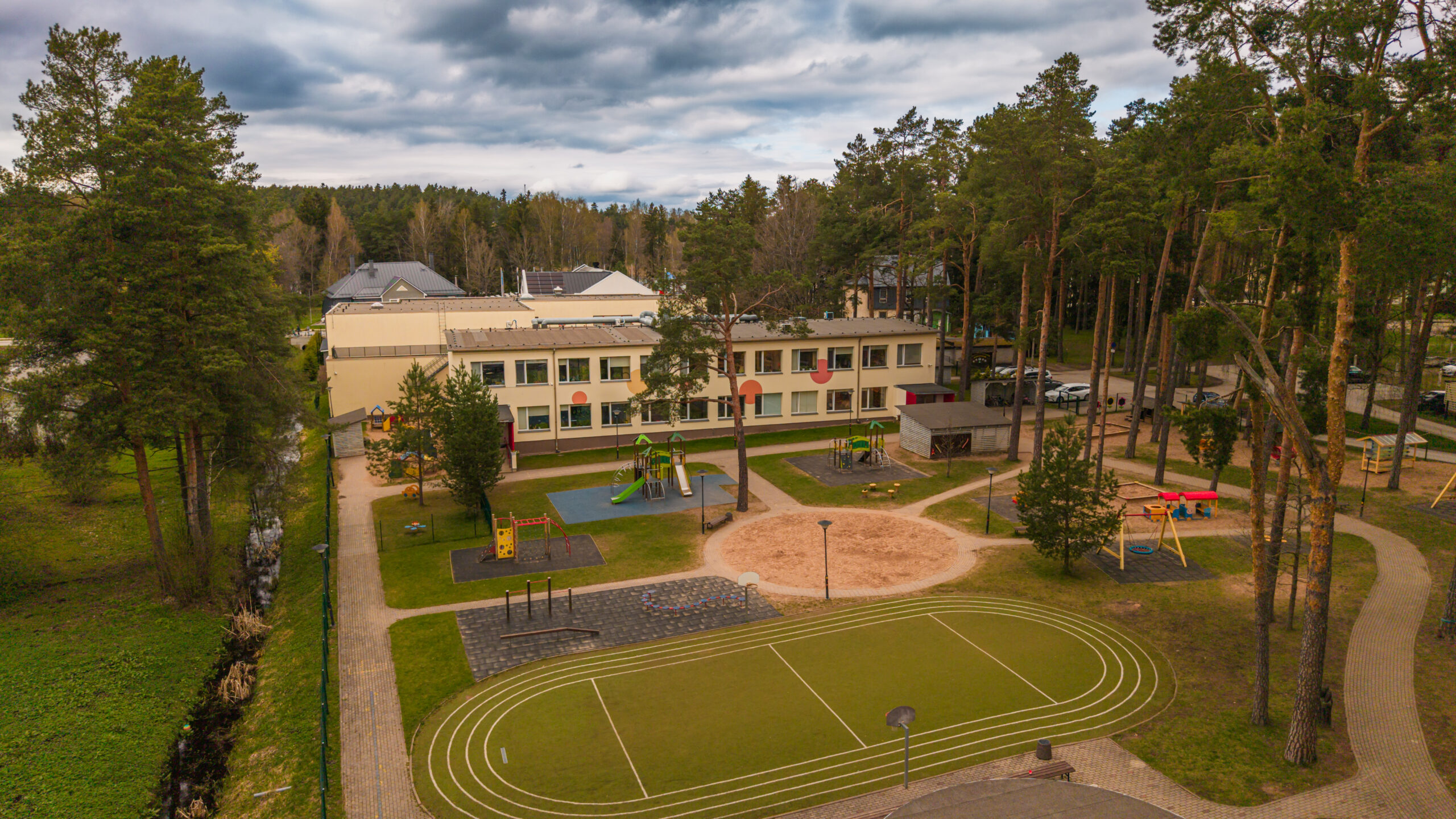 ELVA LINNA LASTEAED MURUMUNA